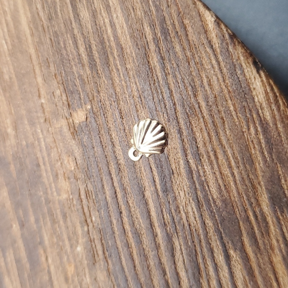 Tiny seashell charm P135 - Picture 2 of 2